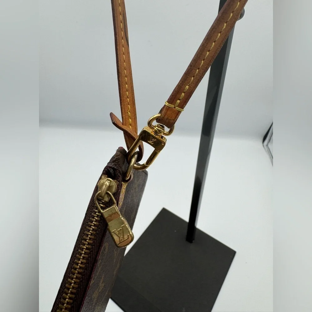 Louis  Vuitton Pochette- very good condition. Authentic guaranteed - Picture 5 of 12